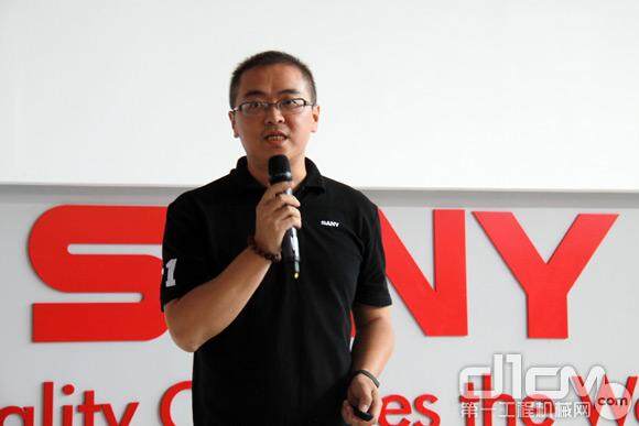 三一总体品牌建树部部长赵辉学生，为现场贵宾教学三一三防手机的“小故事”。