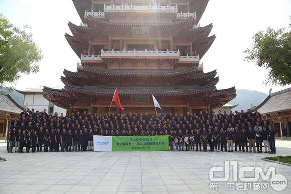 1- 在烟台福山国露寺，600多名斗山志愿者参与活动