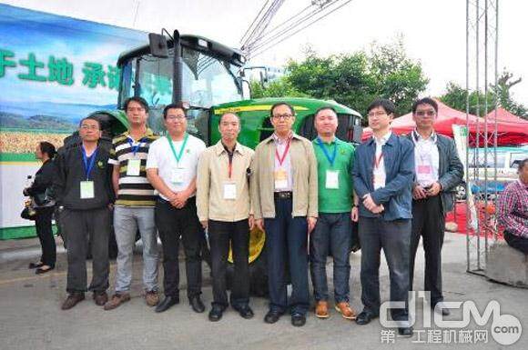云南省农业厅领导在约翰迪尔1654拖拉机前合影留念