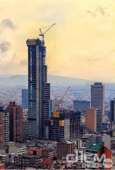 徐工动臂塔机助力哥伦比亚史上最高摩天大楼建设