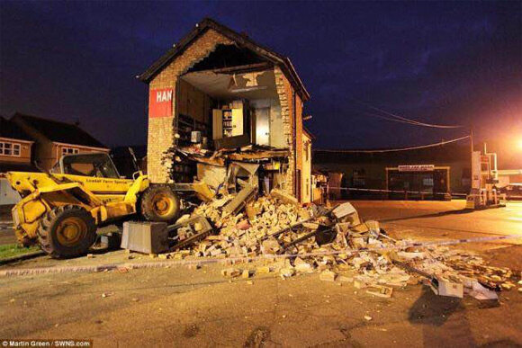 英国笨贼开挖掘机装载机偷ATM机 毁掉半幢楼（图片来自网络）