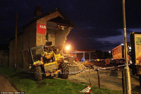 英国笨贼开挖掘机装载机偷ATM机 毁掉半幢楼（图片来自网络）