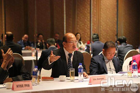 刘建森先生向战略顾问委员介绍徐工海外市场运营情况