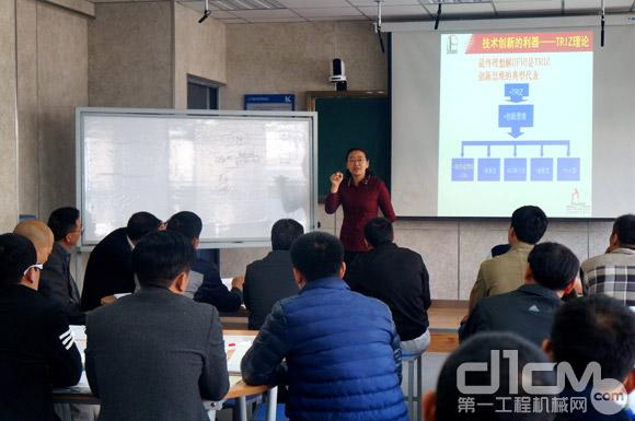 “中国石化企业首席技师创新能力培训项目”负责人 王宏 讲授《技术创新方法（TRIZ理论）》