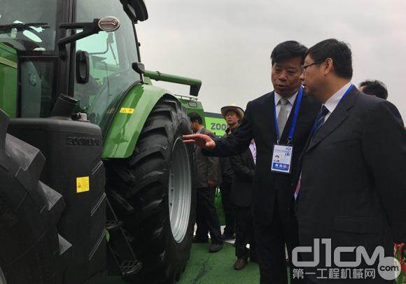 农业部农机化司副巡视员孔亮详细了解ZS1354拖拉机的技术卖点