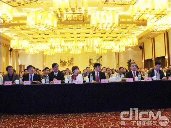出席赣榆交通•德基机械沥青热再生技术交流会的主要领导
