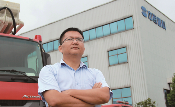 站在公司获得诸多殊荣的消防机械产品前，邓鹏飞倍感自豪。