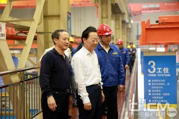 考察过程中，李毅中常委听取王民董事长对徐工发展历程、生产制造、技术研发等情况的介绍