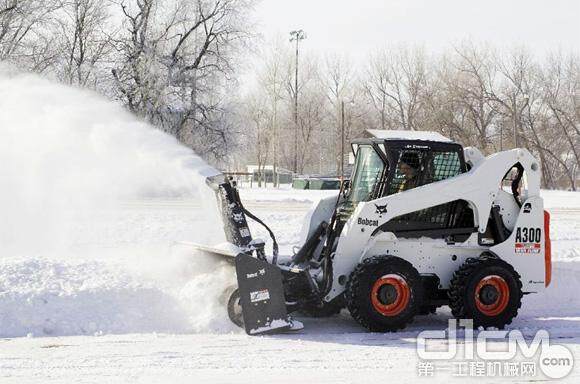 搭载了吹雪机的多功能滑移装载机