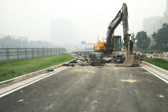 郑州一快速路通车5天后被挖掘机重新挖开