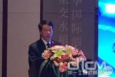 中国工程机械工业协会工程机械配套件分会会长郑尚龙先生致辞