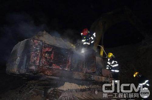 司机忘关电路致挖掘机自燃 泉州消防1小时扑灭