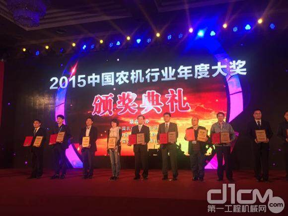 (图七)约翰迪尔中国市场部经理李立凤（左四）领取农机行业年度大奖