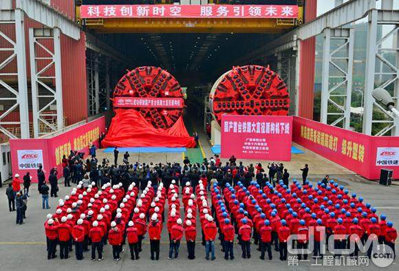 这一高端装备由中国铁建重工集团和中铁十六局集团合作研发,拥有完全