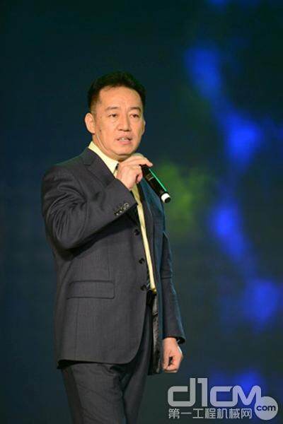 约翰迪尔中国销售市场部总经理杨树亮在新产品发布会做开场致辞