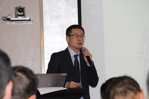 约翰迪尔工程机械销售及市场部总经理郎云先生在会上发言