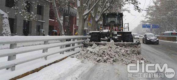 风雪中展宇通重工风采——记宇通重工公益除雪72小时