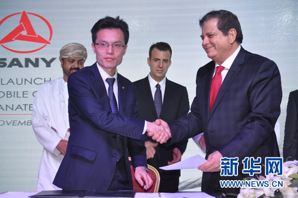 三一重起国际部部长刘标（前左）与阿方代表签署供货协议