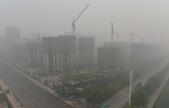 北京重污染橙色预警 渣土车搅拌车停驶（图片：雾霾天气下的北京市区）