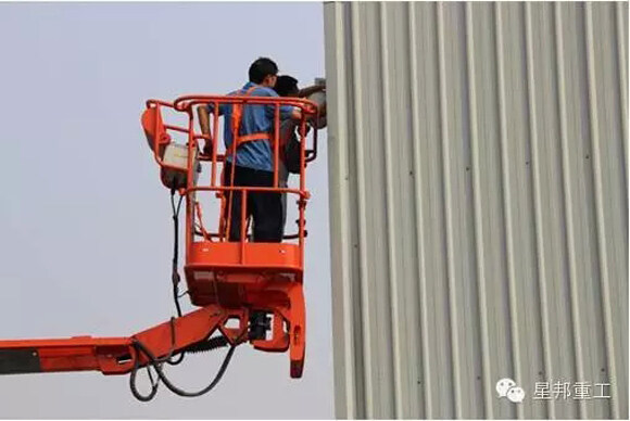 星邦重工曲臂式高空车在星邦厂区进行监控器的维修现场。