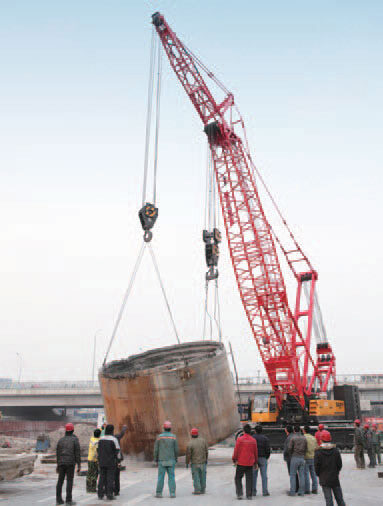 2010年12月，北京地铁10号线长春桥站。三一盾构专用履带起重机采用19.5m主臂、7m重型固定副臂，吊装90t重盾构机。