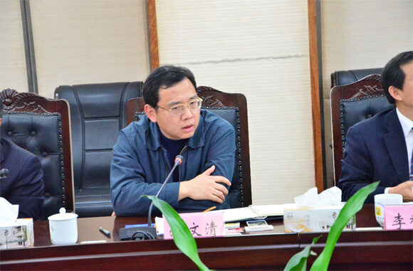 长沙市人民政府副秘书长涂文清在会上发言