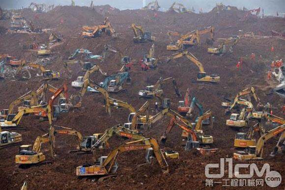深圳滑坡现场 百台挖掘机点阵式救援