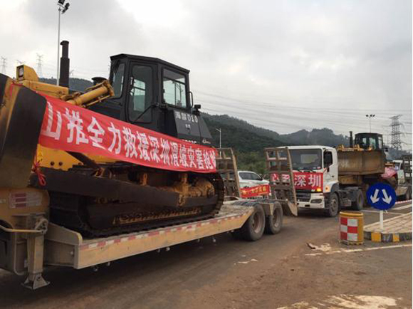 山推推土机在深圳救援现场展开紧张工作