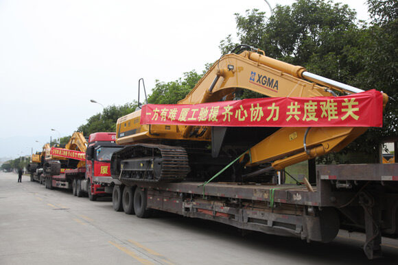 厦工挖掘机正准备运往深圳