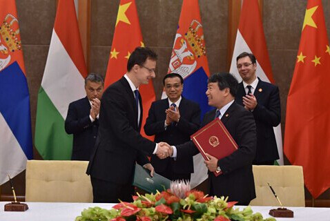 11月24日下午，第四次中国-中东欧国家领导人会晤后，李克强总理和匈牙利、塞尔维亚两国总理共同见证16+1合作“旗舰项目”匈塞铁路两个合作文件签署。