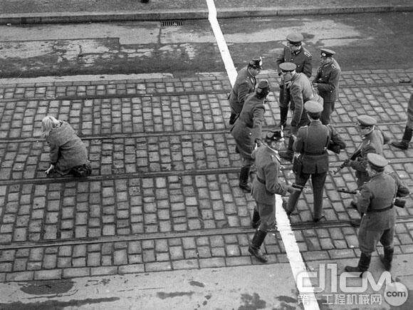 东、西柏林的警察在边界线前对峙