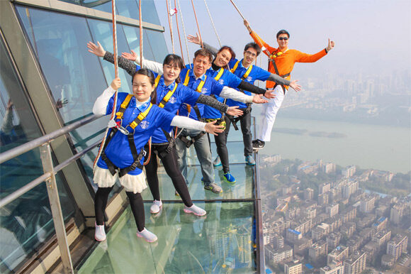 柳州303米高楼顶建玻璃栈道 游客体验步步惊心