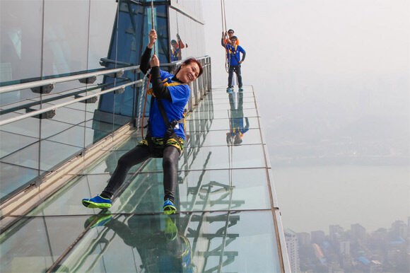 柳州303米高楼顶建玻璃栈道 游客体验步步惊心