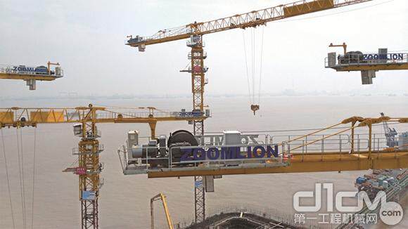沪通长江大桥中联重科TCT7527-20塔机施工现场。