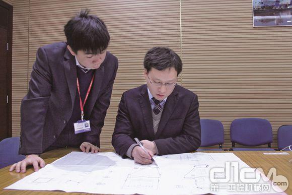 蔡纯杰（右）指导同事改进产品设计