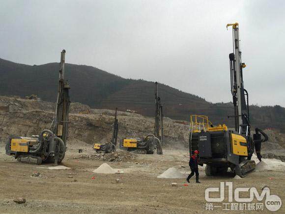 正在穿岩洞矿区作业的四台FlexiROC-D65钻机