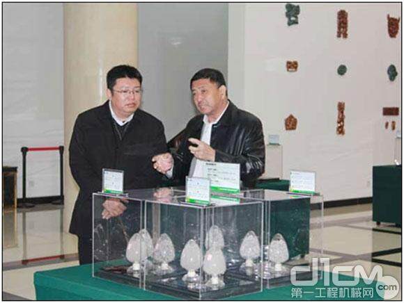 雷萨重机事业部执行副总裁梁兆文（左）与元泰达董事长贺伟力（右）