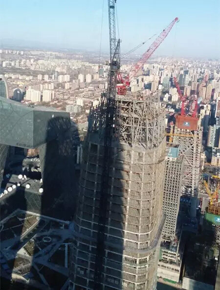 “中国尊”的超高层建筑正在施工