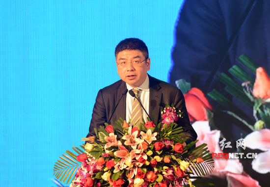中联重科副总裁陈培亮在阐述中联重科绿色产业助建美丽中国。