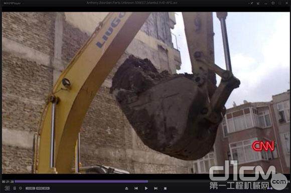 美国有线电视新闻网CNN纪录片中的柳工挖掘机（视频截图）