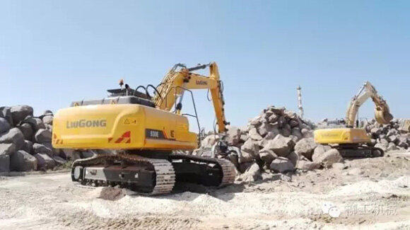 柳工930E挖掘机参加以色列最大港口阿什杜德港的建设