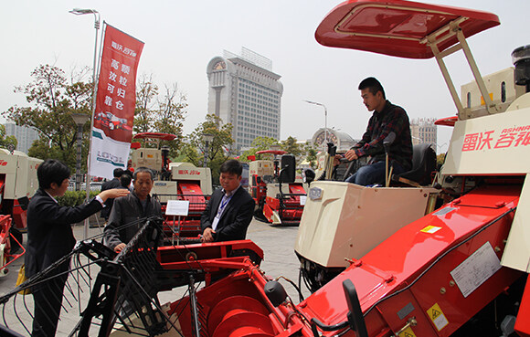 用户现场体验雷沃阿波斯农业装备国三新产品