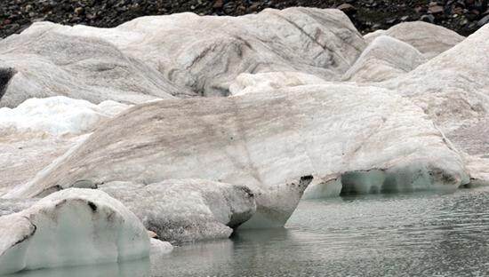 冰川在山脚下融化，成为怒江的一个支流。萨普冰川，地处西藏自治区那曲地区东部的比如县境内。