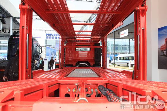 红岩杰狮M100中置轴轿运车列车车长限值为22米，至多可搭载约10辆车。