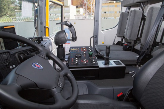 Lavrita改装的Scania P440搭载了艾里逊4500变速箱，为新老驾驶员带来便捷操作。