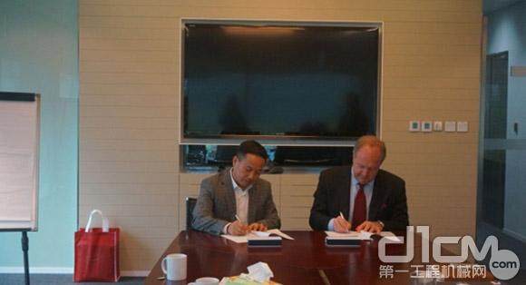 杭叉集团总经理助理、销售公司总经理王国强先生与拉赫兰顿William先生在上海签署合作协议