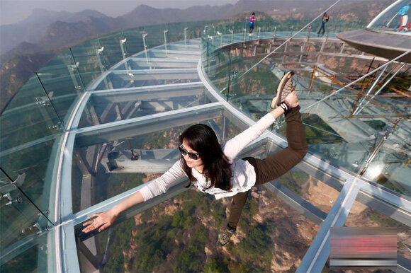 世界面积最大玻璃观景平台在北京落成，一女子在玩柔术