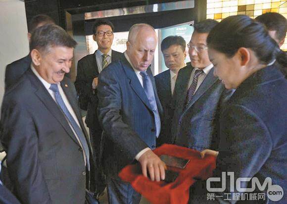 白俄罗斯经济部部长季诺夫斯基（左一）对碳纤维材料兴趣浓厚。 王嫣然 摄