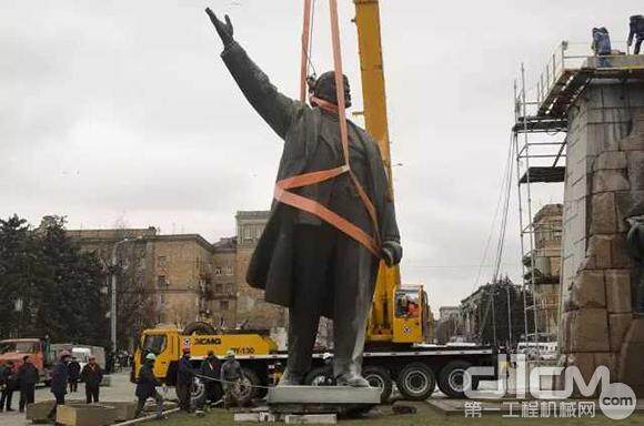 徐工助力乌克兰最大列宁雕像吊装
