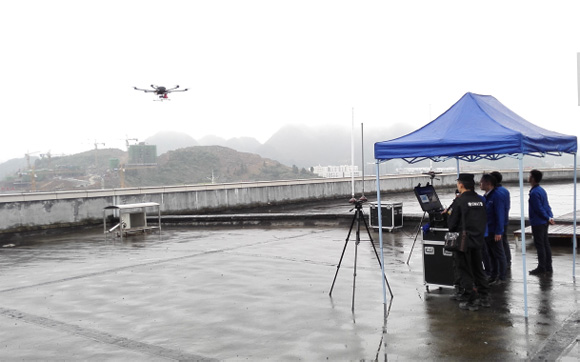 某公安部门在雨中利用山河“雷霆”无人机执行侦察